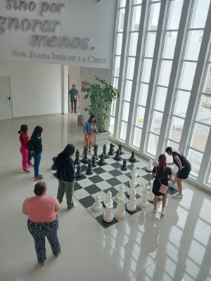 NI&Ntilde;OS Y J&Oacute;VENES APRENDEN AJEDREZ EN LA INFOTECA DE NUEVO LAREDO