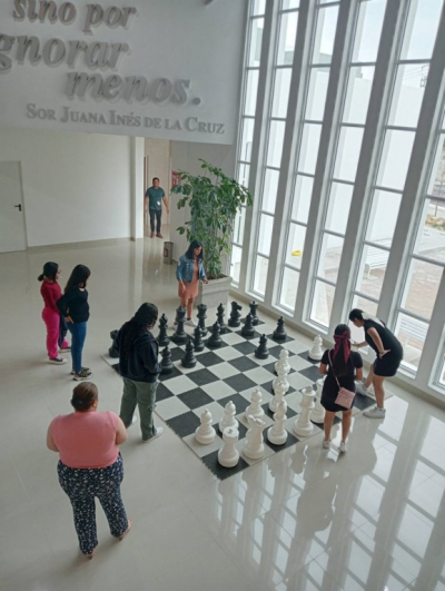 NI&Ntilde;OS Y J&Oacute;VENES APRENDEN AJEDREZ EN LA INFOTECA DE NUEVO LAREDO