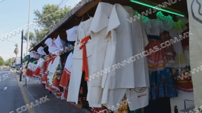 Esperan comerciantes de trajes típicos mexicanos buenas ventas