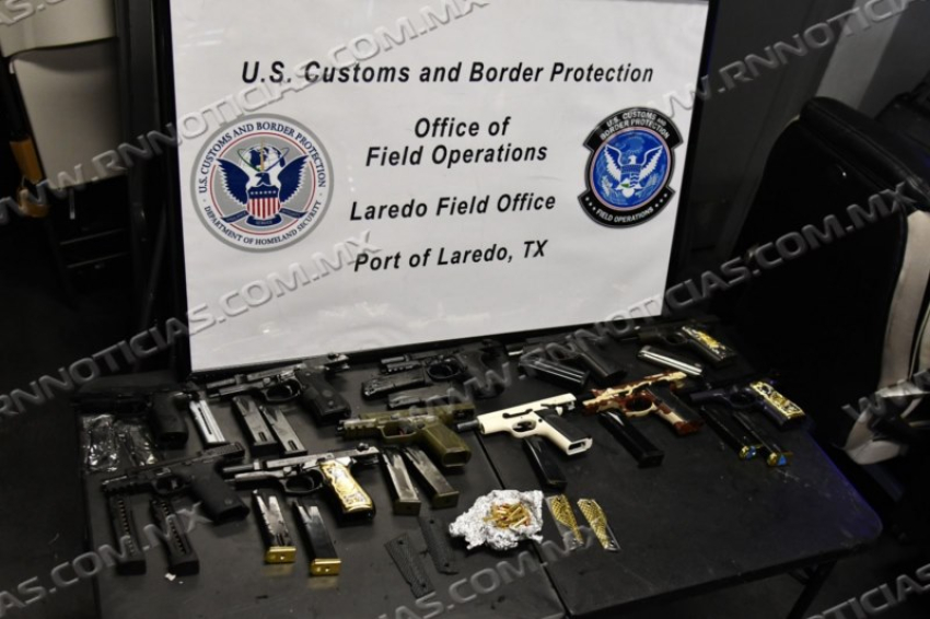 Oficiales de CBP confiscan armas, cargadores y municiones en el puerto de entrada de Laredo