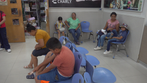 VIDEO Padres de familia buscan todo para el regreso a clases; lista de útiles más cara