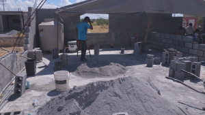 VIDEO Inicia construcción de las dos aulas de la escuelita; Padres de familia agradecidos con ciudadanos.