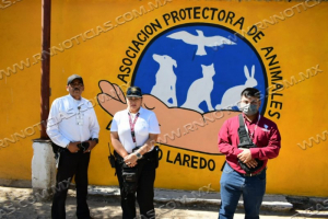 ENTREGA PERSONAL DE SEGURIDAD PÚBLICA APOYO A LA ASOCIACIÓN PROTECTORA DE ANIMALES