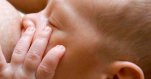 Lactancia materna es segura en contagios de Covid y tras vacunarse: OMS