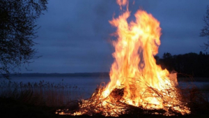 Nietos queman viva a su abuela en ritual macabro