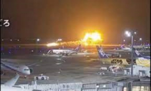 Aviones chocan en aeropuerto de Japón; hay 5 muertos