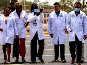 Llegan 199 m&eacute;dicos cubanos que trabajar&aacute;n en hospitales del IMSS Bienestar