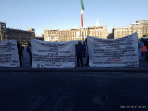 Desplazados por la violencia en Zacatecas protestan frente a Palacio Nacional
