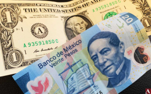 El peso mexicano rompe el piso de los 17 y cotiza en 16.98 por dólar