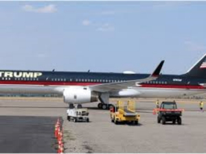 Avi&oacute;n de Trump aterriza de emergencia tras falla mec&aacute;nica