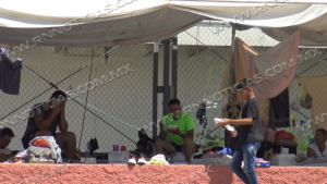 Cerca de 200 migrantes venezolanos a un esperan su cita de CBP ONE en Nuevo Laredo