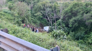 Vuelca camión de pasajeros en Nayarit; hay al menos 24 muertos