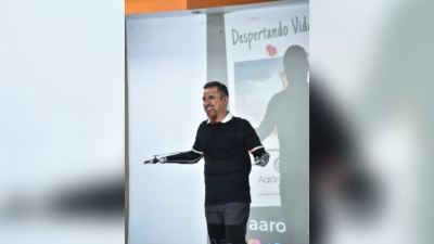 VIDEO Personal de maquiladoras recibe plática motivacional de Aarón Acosta