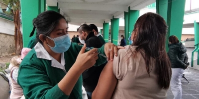 Personal del IMSS recibe tercera dosis de vacuna