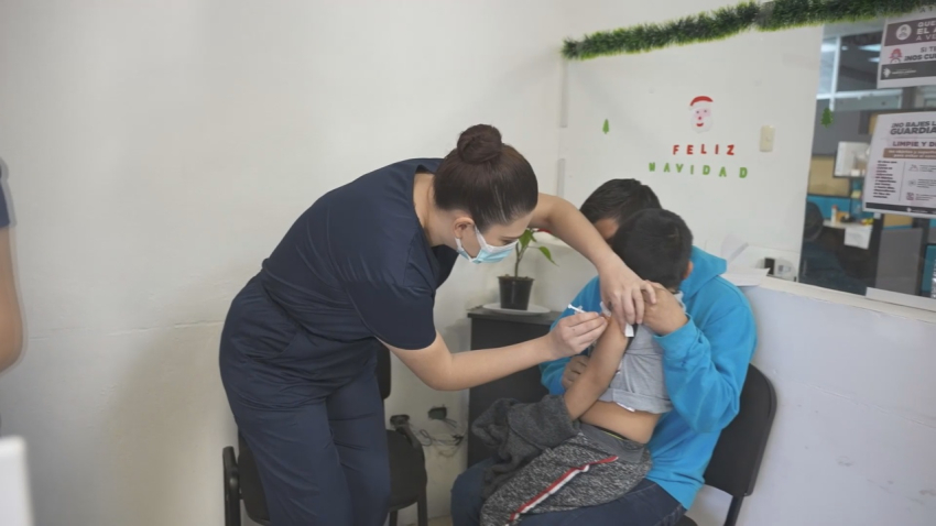 VIDEO Siguen autoridades de salud aplicando vacuna del covid para prevención