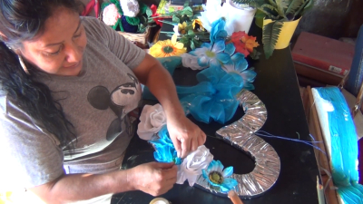 VIDEO Comerciantes de flores se preparan para ventas del Día de muertos