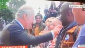 Rey Carlos lll evita saludar a un afrodescendiente y lo acusan de racista