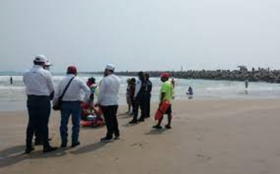 En alerta marinos para rescatar bañistas en la playa