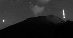 Graban extraño objeto volando cerca del Popocatépetl