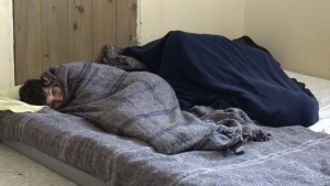 VIDEO Migrantes varados en Nuevo Laredo sufren por bajas temperaturas