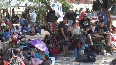 Sufren migrantes varados en Nuevo Laredo por ola de calor de más de 43 grados