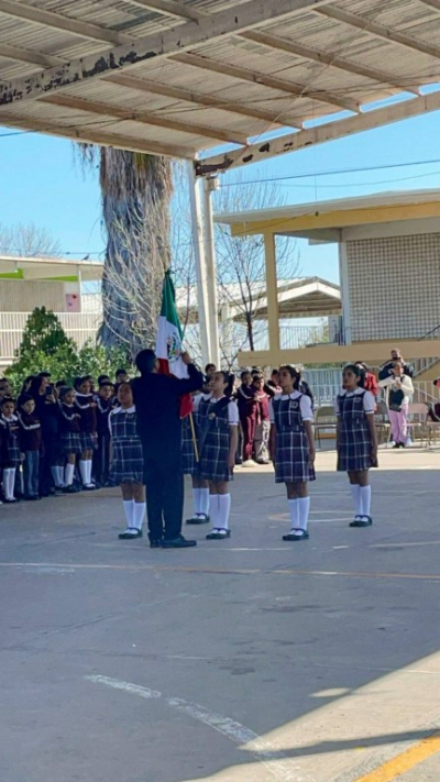 Conmemoran el d&iacute;a de la Bandera con abanderamiento de escoltas