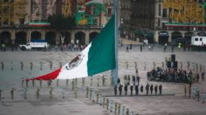 AMLO iza bandera a media asta por v&iacute;ctimas de sismos de 1985 y 2017