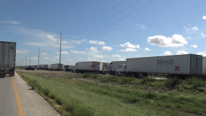 VIDEO Se registran filas kilométricas de trailers por caída de sistema; Espera fue de 5 horas