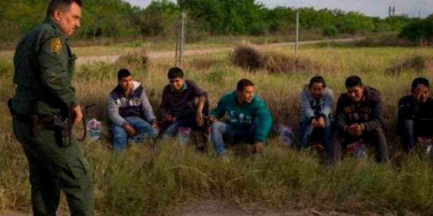 Detienen a 310 migrantes en la frontera de Texas