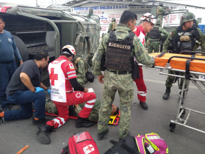 Vuelca unidad militar tras causar accidente vial; hay dos militares lesionados
