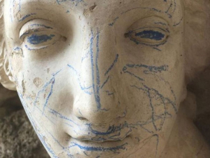 Niños ‘vandalizan’ esculturas que fueron conservadas por siglos