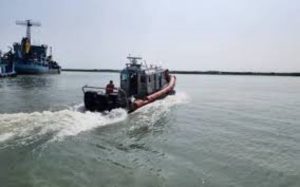 Con aviones y barcos se busca a los pescadores