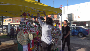 VIDEO  Comerciantes de Toluca llevan 30 años visitando Nuevo Laredo para vender sus productos patrios artesanales