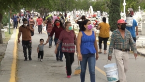 VIDEO Se llenan panteones municipales por Día de muertos