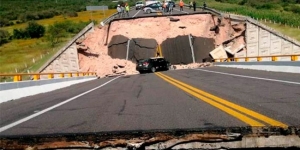 Colapsa puente en Carretera de San Luis, reportan un muerto