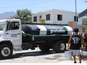 Regios secuestran pipas ante falta de agua en Monterrey
