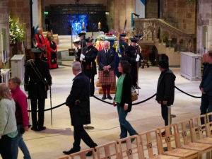 Carlos y sus hermanos velan a Isabel II en Edimburgo